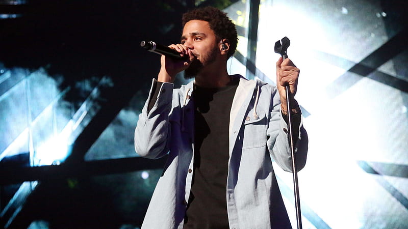 J Cole Is Singing With Mike Wearing Black T-shirt And Blue Shirt In Blur Background Music, HD wallpaper