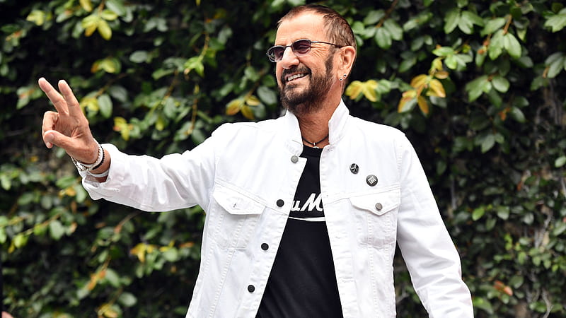 Ringo Starr Is Wearing Black T-Shirt And White Overcoat In Green Leaves Background Ringo Starr, HD wallpaper