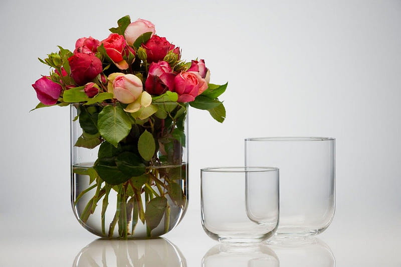 Что положить в вазу с розами. Цветы в прозрачной вазе. Стеклянная ваза с цветами. Букет в прозрачной вазе. Прозрачная ваза с цветами.