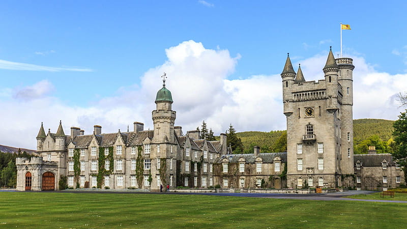 : The Queen Steps Out At Balmoral Castle, HD wallpaper | Peakpx