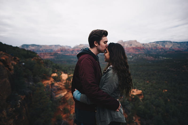 man kissing woman's forehead, HD wallpaper