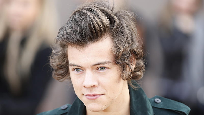 Harry Styles In Blur Background Wearing Green Shirt Harry Styles, HD wallpaper
