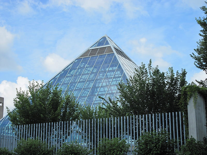 The Botanical Garden Glass Pyramids, graphy, Modern, green, pyramids, trees, sky, Glass, blue, HD wallpaper