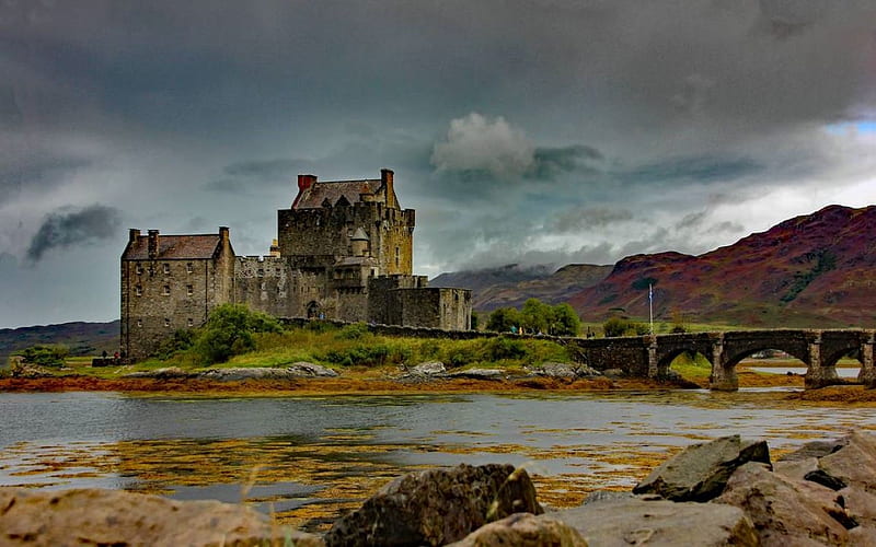 Eilean Donan Castle, bridge, beauty, Scotland, castle, clouds, sky, flag, rocks, people, mountains, HD wallpaper