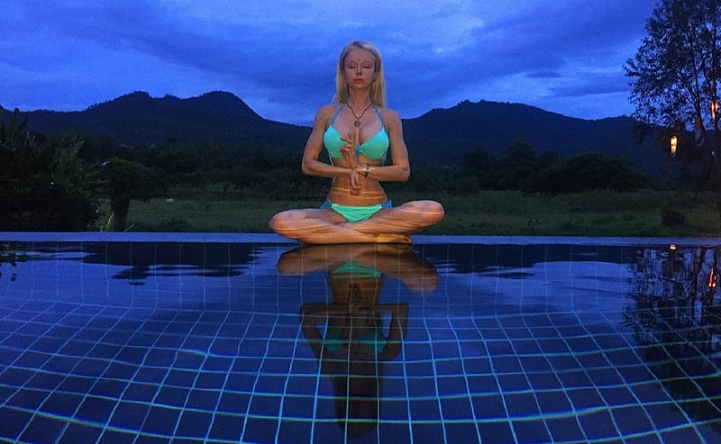 Valeria Lukyanova meditating by the pool, evening, hills behind, blonde, light i tree, relaxing by pool, bikini, jewelry, HD wallpaper