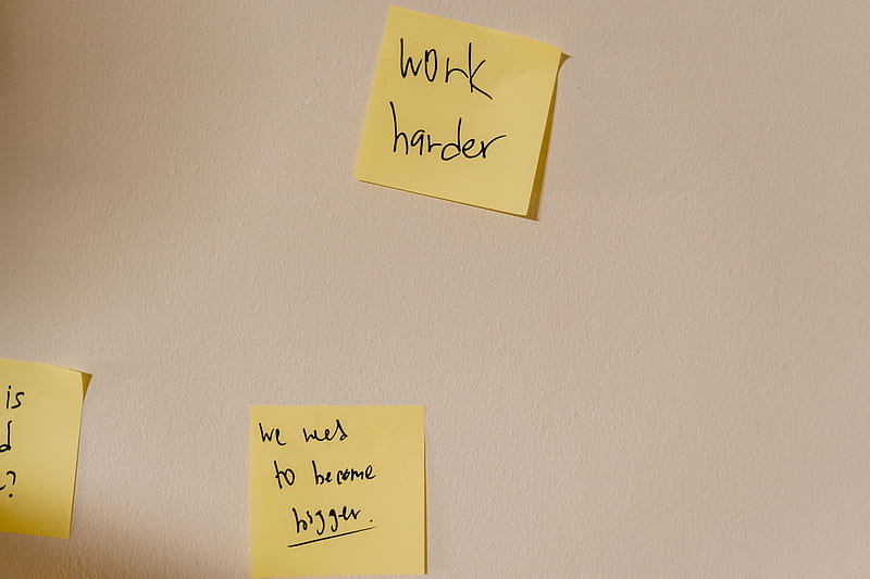 Yellow Sticky Note on White Painted Wall, HD wallpaper