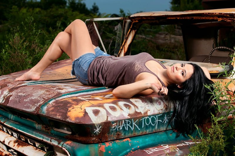 laying on a wreck for u, hot, legs, sexy, car, HD wallpaper
