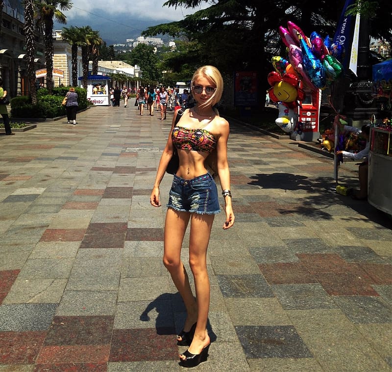 Valeria Lukyanova Sunny day on the walking street, sunglasses, blonde, handbag, top, baloons, jewelry, people, denin shorts, HD wallpaper