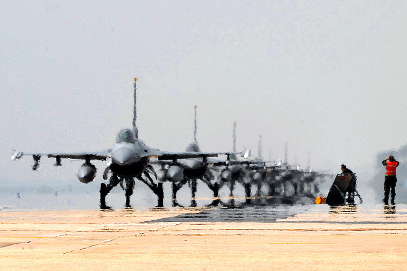 F-16 fighting Falcons, cloud, float, force, ocean, afterburn, eagle, mach, prop, sky, runway, contrail, air, jet, HD wallpaper