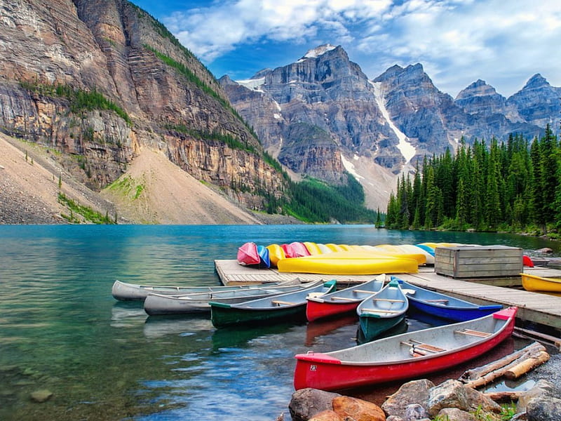 Moraine lake canoes, rocks, shore, canoes, bonito, mountain, cliffs, moraine, Canada, peaks, reflection, calmness, lovely, lake, serenity, peaceful, summer, Alberta, landscape, HD wallpaper