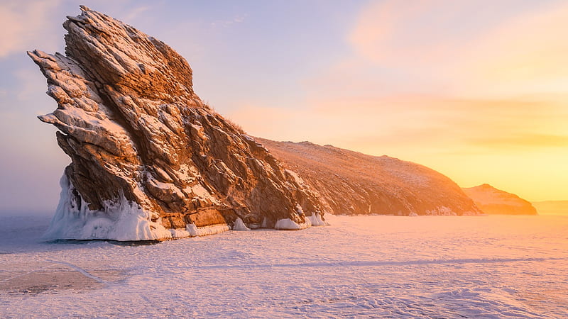 Sunrise at the Dragon tail rock on Ogoy island in winter, Baikal lake, Russia. Windows 10 Spotlight, HD wallpaper