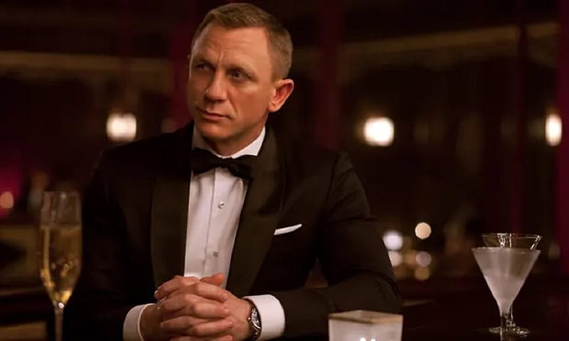 DANIEL CRAIG AS OO7, martini glasses, taylored suit, bow tie tied, blue eyes, bar, wearing a black tie suit, white shirt, HD wallpaper