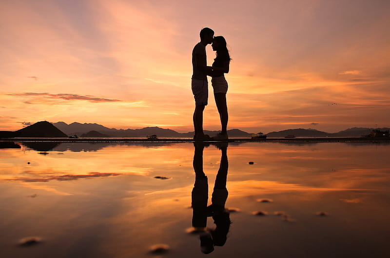 couple, silhouettes, kiss, love, coast, twilight, dark, HD wallpaper