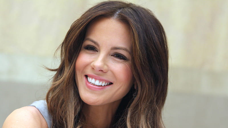 Kate Beckinsale Is Smiling In Shallow Background Kate Beckinsale, HD wallpaper
