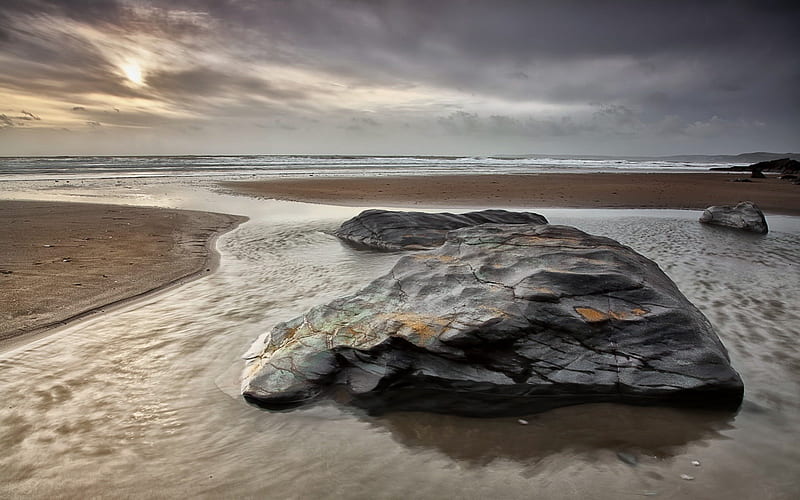 beautiful rock in a tidal pool on a beach, pools, beach, rocks, clouds, sea, HD wallpaper