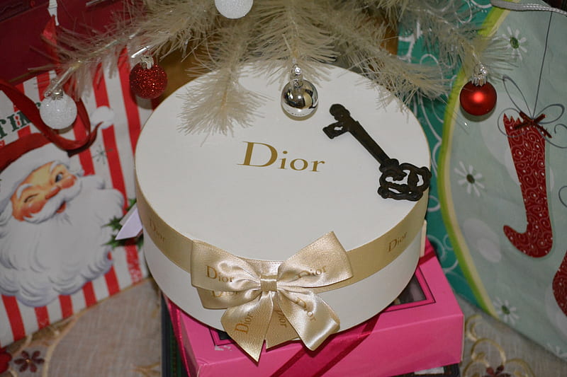 Merry Christmas, Christian Dior, family, old key, old, ho ho ho, holiday, christmas, ribbon, decoration, shellandshilo, gift, key, happy, copyright , festive, hat box, Dior, white, HD wallpaper