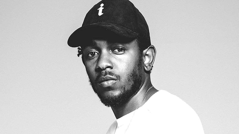 Black And White Of Kendrick Lamar Wearing White T-Shirt And Black Cap Kendrick Lamar, HD wallpaper