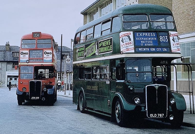 London Transport Bus and a Green Line Express, rear entrance, green line for outer london, red for city, double deckers, HD wallpaper