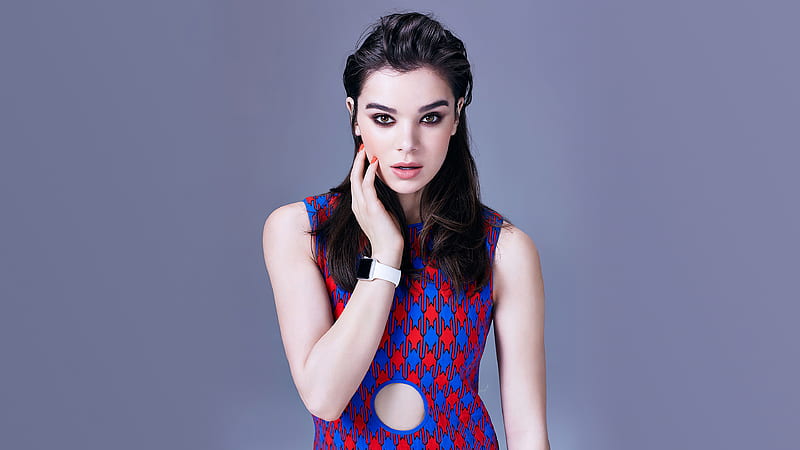 Hailee Steinfeld Is Standing Light Black Currant Color Background Wearing Red Blue Dress Girls, HD wallpaper