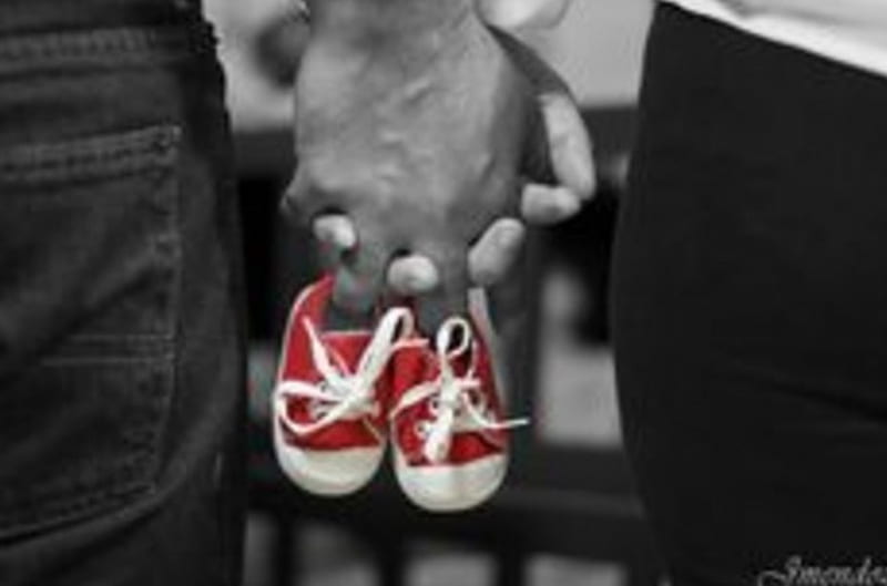 Sweet Waiting, special moments, love, hand in hand, red shoes, couple, HD wallpaper