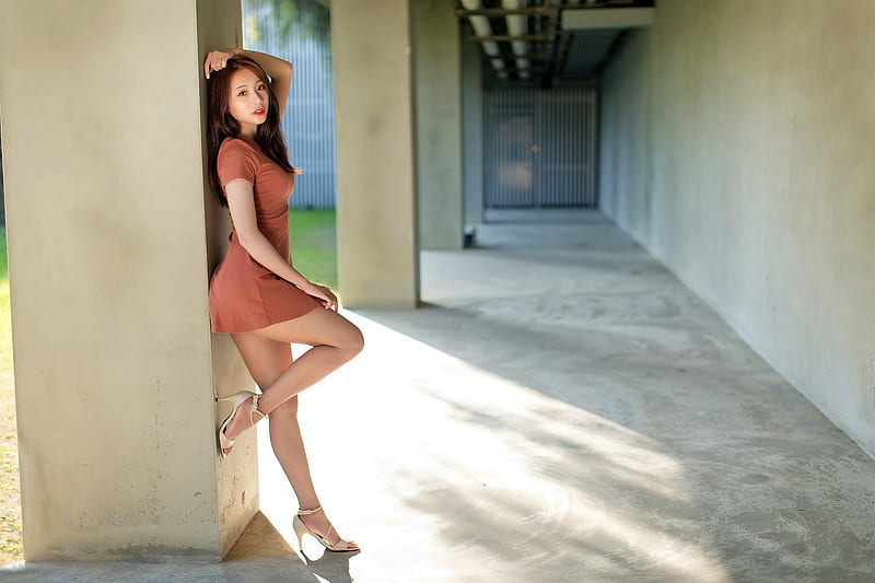 Pretty Model with Sexy Legs, brunette, high heels, dress, modell, legs, HD wallpaper