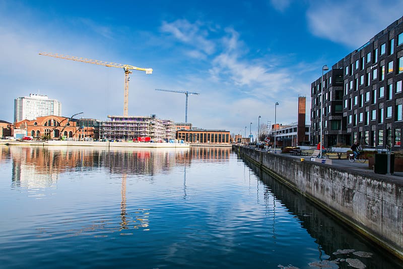 construction crane, buildings, river, reflection, ripples, HD wallpaper