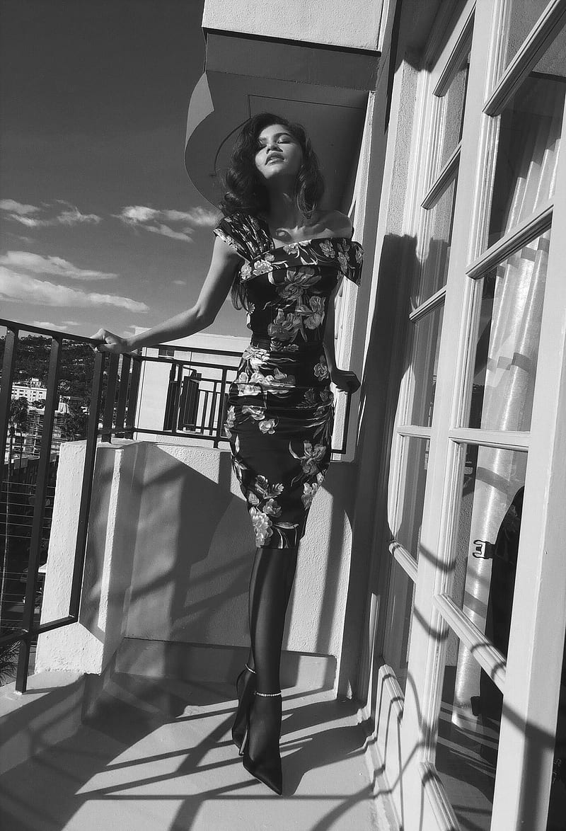 Zendaya, balcony, beauty, black and white, floral, sun, HD phone wallpaper