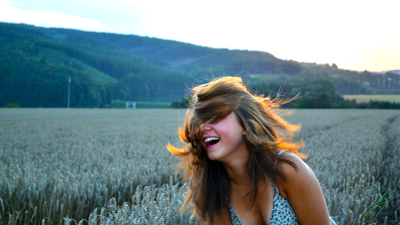 Feel the Breeze in your hair...., hair, girl, mountains, day, breezy, bonito, smiling, field, HD wallpaper