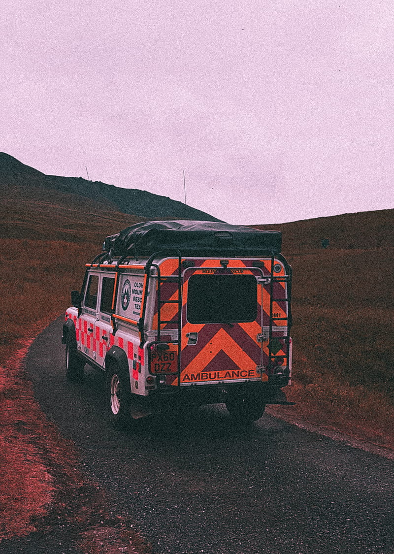 Ambulancia, emergencia del coche, granulado, montañas, peligro, páramos,  rescate, Fondo de pantalla de teléfono HD | Peakpx