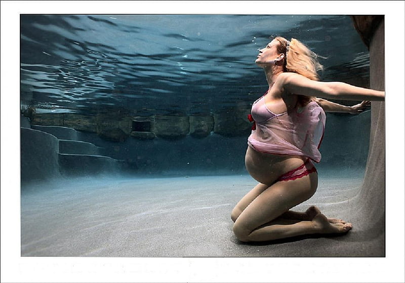 Pregnant model underwater, underwater, graphy, pregnant, model, swimming pool, bubbles, blonde, bonito, HD wallpaper