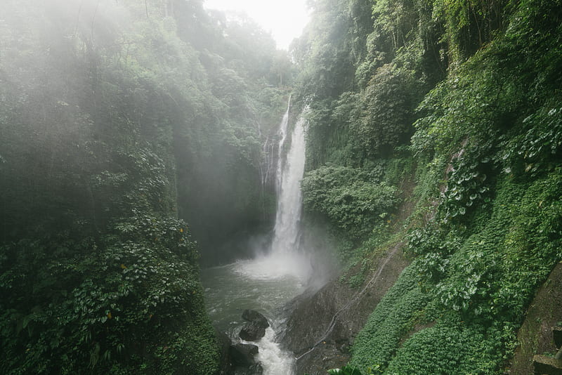 Wonderful Aling Aling Waterfall among lush greenery of Sambangan mountainous area on Bali Island, HD wallpaper
