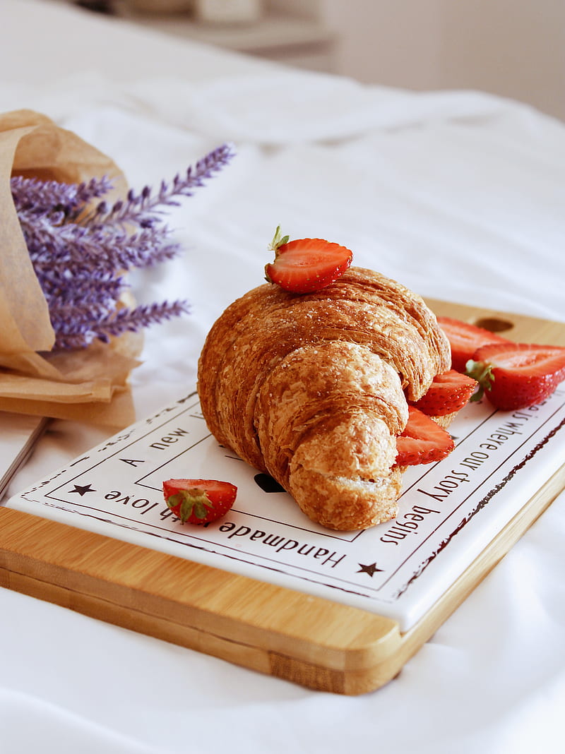 croissant, berries, strawberries, breakfast, flowers, HD phone wallpaper