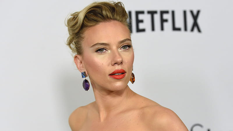 Scarlett Johansson Is Wearing Red Lipstick And Colorful Stone Earrings Girls, HD wallpaper