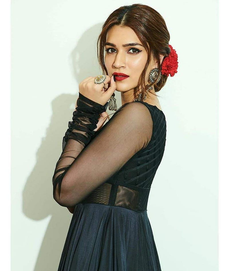 Kriti Sanon Shines In A Black Sunaina Khera Dress - Boldsky.com