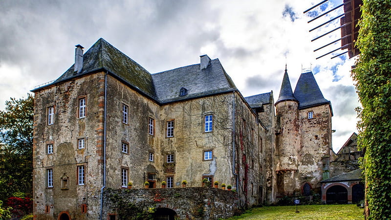 wonderful lissingen castle in germany, grass, roofs, massive, overcast, castle, HD wallpaper