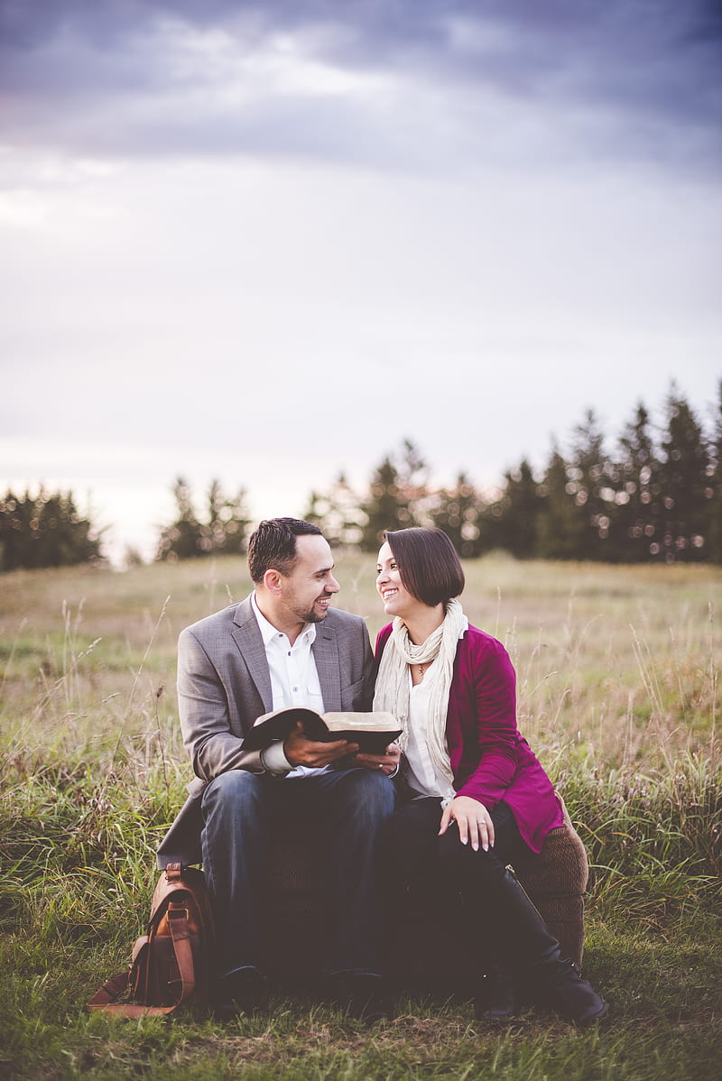 man reading book to woman under grey cloudy sky, HD phone wallpaper