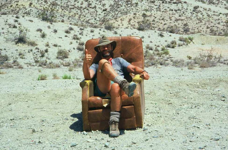 Rest Stop, desert, entertainment, nature, chair, man, HD wallpaper