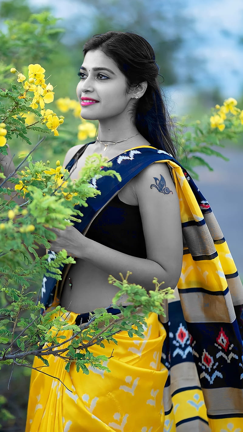 Dharsha Gupta, actress, beautiful, graph, beauty, saree, garden, black and  white, HD phone wallpaper | Peakpx