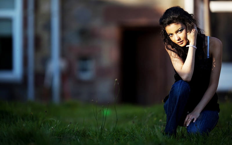girl sitting outside in grass-Super beautiful, HD wallpaper