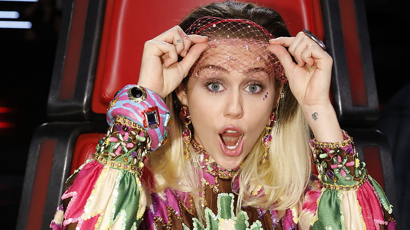 Gray Eyes Miley Cyrus With A Small Red Net On Forehead Miley Cyrus, HD wallpaper