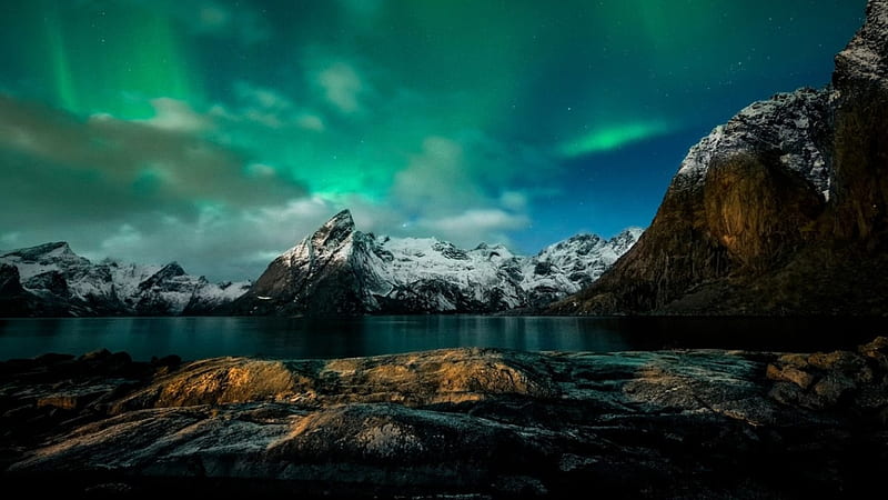 Northern lights over mountain lake, sky, lake, night, mountains, HD wallpaper