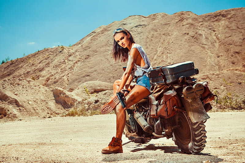 Woman With Gun And Motobike On The Desert , girls, model, gun, desert, bikes, HD wallpaper