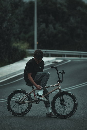 Pin de Mcd em BMX Wallpaper  Grau de bike, Desenhos preto e branco, Preto  e branco