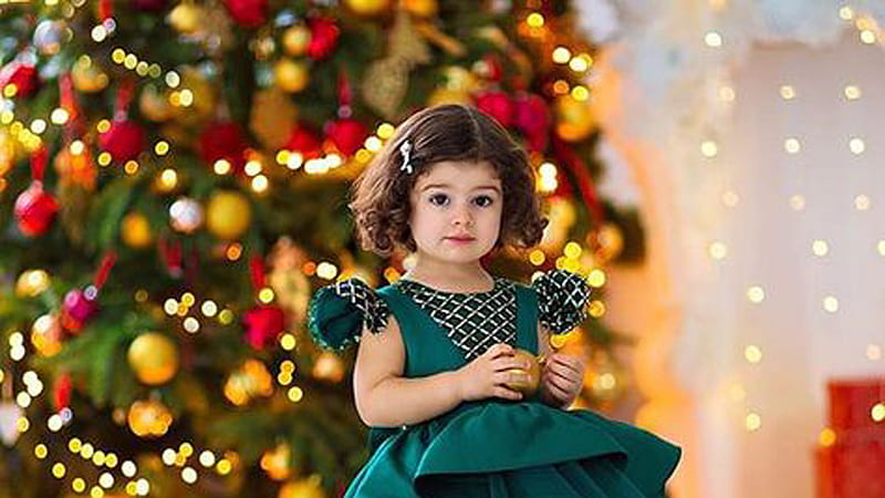 Beautiful Cute Little Girl Is Standing In Decorated Christmas Tree Background Wearing Green Dress Cute, HD wallpaper