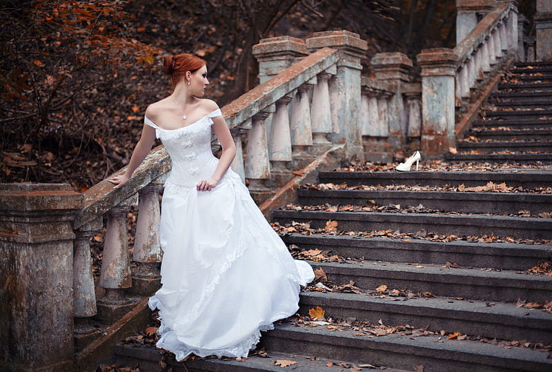 Runaway Bride, fall, autumn, redhead, bride, stairs, bonito, woman, cinderella, leaves, graphy, girl, beauty, HD wallpaper
