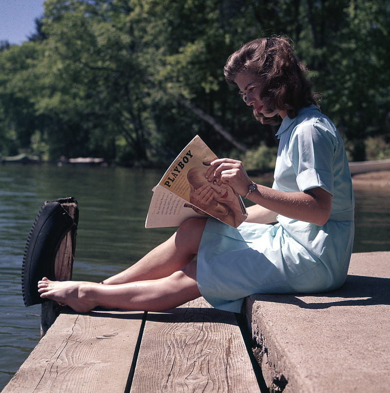 woman sitting while reading near body of water, HD phone wallpaper
