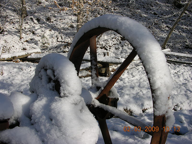 Old Iron & Snow, farm equipment, antique, snow, wlnter, HD wallpaper