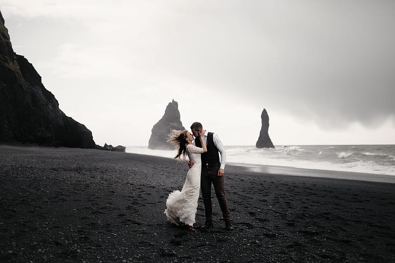 grayscale graphy of groom and bride kissing on beach, HD wallpaper