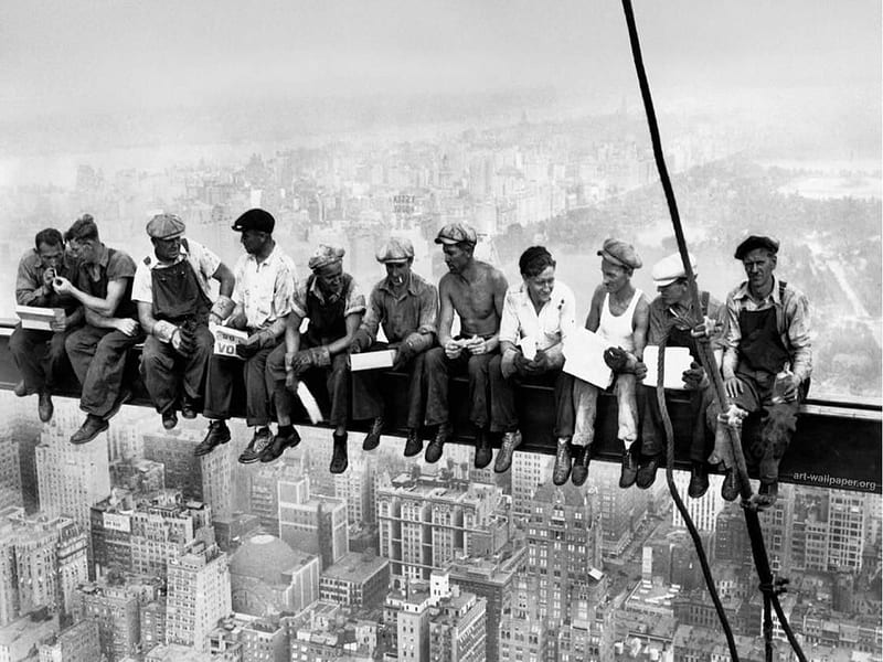 New York construction workers having lunch 1932 and if you look close the last worker on the right is h. Fotografías históricas, Fotografia, Fotos extraordinarias, HD wallpaper