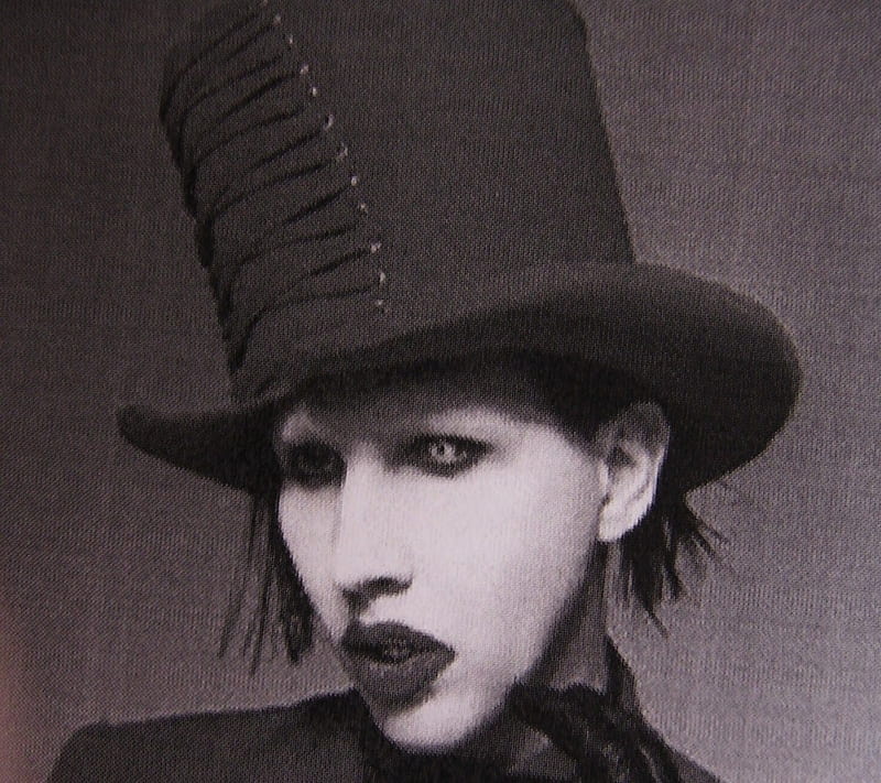 Marylin Manson And His Top Hat, grahy, goth, marylin manson, music, black and white, HD wallpaper
